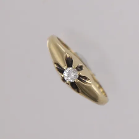 Ring med diamant (1 x ca. 0,16ct), ø17,6mm, bredde 1,5- 5,7mm, 14K Vekt: 2,8 g Kontakt Lånekontoret for frakt