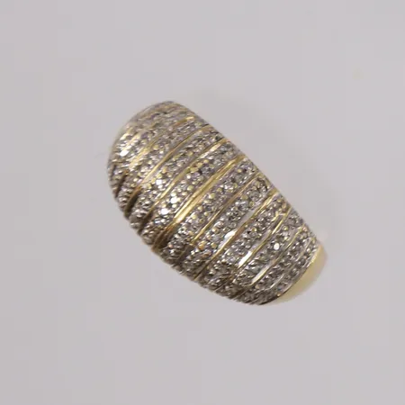 Ring med diamanter og blanke stener (3 stener mangler), ø17,7mm, bredde 2,3- 11,3mm, 18K Vekt: 4,8 g Kontakt Lånekontoret for frakt