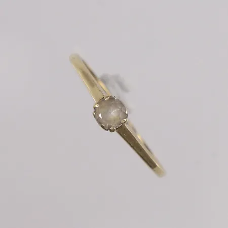 Ring med blank sten, ø17,3mm, bredde 1,1- 4mm, 14K Vekt: 1,5 g Kontakt Lånekontoret for frakt