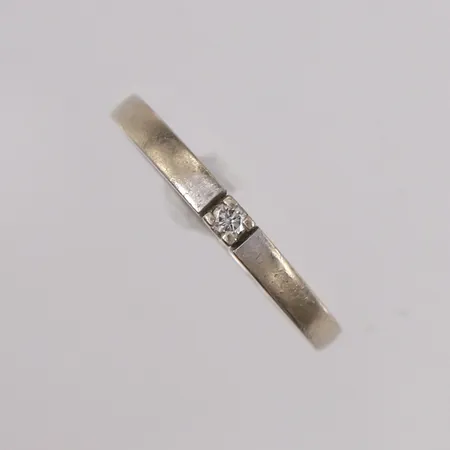 Ring med diamant (1 x ca. 0,04ct), ø18,3mm, bredde 2mm, gravert, 14K Vekt: 2,2 g Kontakt Lånekontoret for frakt