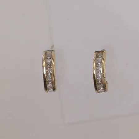Ett par øredobber med klare stener (uten stoppere), 13x4mm, 14K Vekt: 1,2 g Kontakt Lånekontoret for frakt