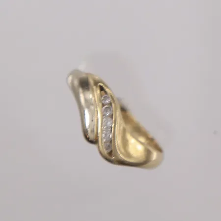 Ring med 5 blanke stener, ø18,4mm, bredde 2,7- 8,2mm, 14K Vekt: 3 g Kontakt Lånekontoret for frakt