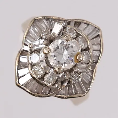 Ring med diamanter (1 briljantslipt x ca. 0,80ct + 6 briljantslipte x ca. 0,05ct + 2 briljantslipte x ca. 0,01ct + 40 baguetteslipte x ca. 0,05ct), ø17,3mm, bredde 2,6- 19,6mm, én baguetteslipt diamant mangler, hvitt gull, 18K Vekt: 7,3 g Kontakt Lånekontoret for frakt