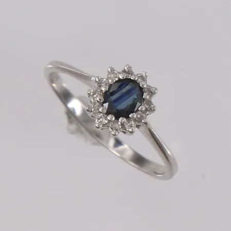 Ring med safirin og diamanter (12 x ca. 0,01ct), ø17,8mm, bredde 2- 9mm, hvitt gull, 14K Vekt: 2,2 g Kontakt Lånekontoret for frakt