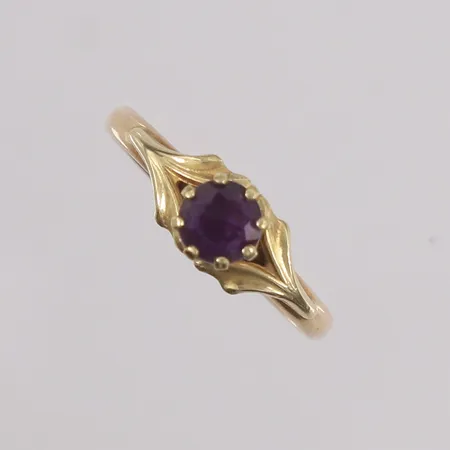 Ring med lilla sten, ø19,2mm, bredde 2,2- 6,6mm, gravert, 14K Vekt: 2,8 g Kontakt Lånekontoret for frakt