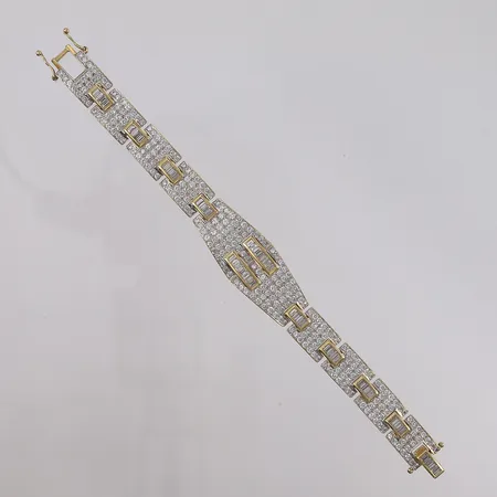 Armbånd med diamanter (268 x briljantslipte á ca. 0,02ct og 51 x baguetteslipte á ca. 0,05ct), to-farget, lengde 18,5cm, bredde 11,5- 18,4mm, 18K Vekt: 58,1 g Kontakt Lånekontoret for frakt