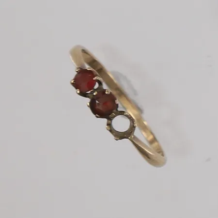 Ring med to røde stener (én sten mangler), ø17,4mm, bredde 1,2- 3,6mm, 14K Vekt: 1,1 g Kontakt Lånekontoret for frakt
