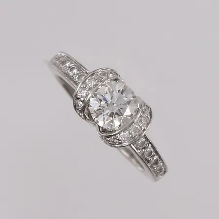 Ring med 30 briljantslipte diamanter (1 x ca. 0,66ct IF / Top Cr og 29 x ca. 0,01ct), Ø15mm, bredde 1,8- 5,5mm, med boks og sertifikat fra Tiffany & Co., Platina 950 Kontakt Lånekontoret for frakt