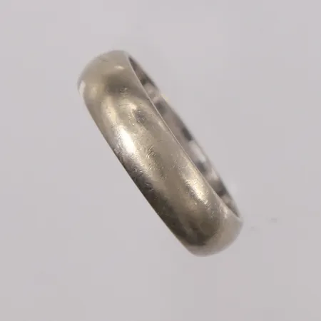 Ring, ø19,6mm, bredde 6mm, gravert, hvitt gull, 14K Vekt: 8,4 g Kontakt Lånekontoret for frakt