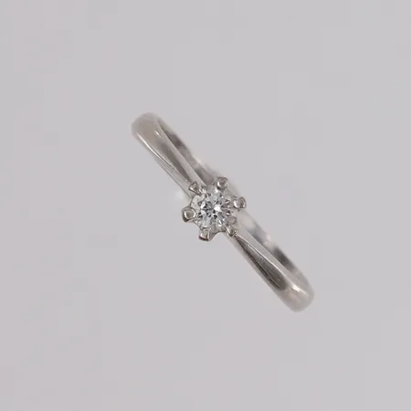 Ring med diamant (1 x ca. 0,16ct), ø18,3mm, bredde 2,5- 5,3mm, hvitt gull, 14K Vekt: 2,6 g Kontakt Lånekontoret for frakt