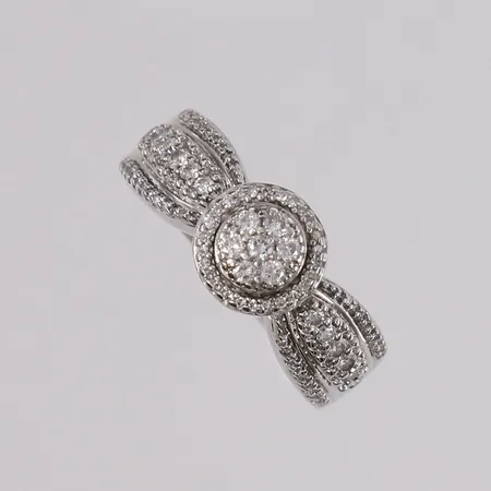 Ring med 85 briljantslipte diamanter (totalt ca. 1,05ct W / SI), ø18,5mm, bredde 3- 9,2mm, hvitt gull, 14K Vekt: 6,9 g Kontakt Lånekontoret for frakt