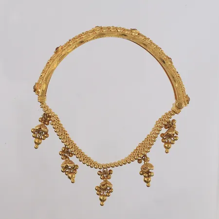 Armbånd med seks oransje stener, oval, kan åpnes, 78x55mm, 22K Vekt: 25,1 g Kontakt Lånekontoret for frakt