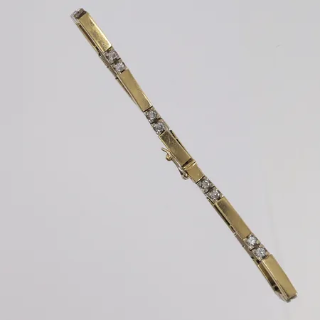 Armbånd med brlijantslipte diamanter (20 x ca. 0,04ct), lengde 18,5cm, bredde 3mm, slitt/defekt lås (sikkerhetslås fungerer), 18K Vekt: 13,5 g Kontakt Lånekontoret for frakt