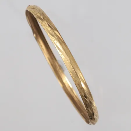 Armring, ø61mm, bredde 4,8mm, bulkete, 18K (OBS! Stemplet som 14K) Vekt: 5,4 g Kontakt Lånekontoret for frakt