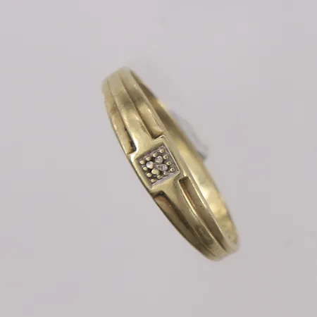 Ring med blank sten, ø17,8mm, bredde 1,8- 4,5mm, 14K Vekt: 1,3 g Kontakt Lånekontoret for frakt