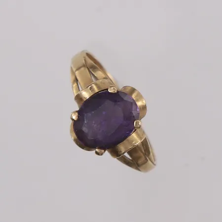 Ring med lilla sten, ø17,3mm, bredde 1,9- 10,8mm, 14K Vekt: 1,9 g Kontakt Lånekontoret for frakt