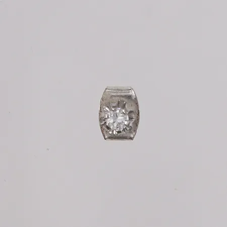 Én løs øredobb med diamant (1 x ca 0,05ct), ø4mm, stopper er ikke gull, hvitt gull, 14K Vekt: 0,2 g Kontakt Lånekontoret for frakt