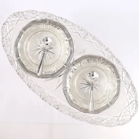 Sett med glassbrett bestående av to strøskåler med tilhørende småskjeer, MÅL: 21x11cm Kontakt Lånekontoret for frakt
