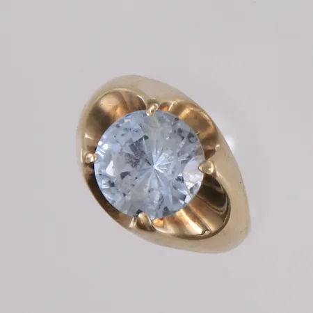 Ring med lys-blå sten, ø16,9mm, bredde 2,4- 12,4mm, 14K Vekt: 4,3 g Kontakt Lånekontoret for frakt
