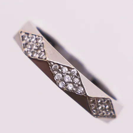 Ring med diamanter 27 x ca 0,015ct, ø16 mm, bredde 3,7mm, 18K Vekt: 2,8 g Kontakt Lånekontoret for frakt