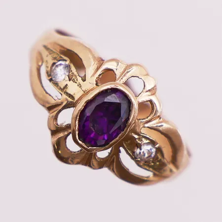 Ring med lilla og blanke stener, ø 15,7mm, bredde 3mm, bulket, 14K Vekt: 1,5 g Kontakt Lånekontoret for frakt