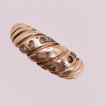 Ring med blanke stener, én sten mangler, ø 16,5 mm, bredde 2-6,5 mm, 14K Vekt: 2,9 g Kontakt Lånekontoret for frakt