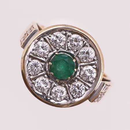 Ring med diamant og grønn sten, totalt 1,70ct iht gravering, ø 16,8mm, bredde 5 - 16,4mm, 1 klo til grønn sten mangler, 14K Vekt: 8,8 g Kontakt Lånekontoret for frakt