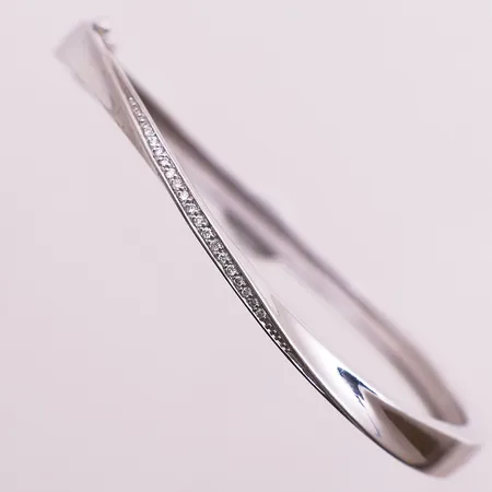 Armring med diamanter, 17 x ca 0,01ct, kan åpnes, ø 52,5, bredde 4,3 - 5,5 mm, 14K Vekt: 19,6 g Kontakt Lånekontoret for frakt