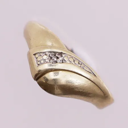 Ring med diamant, 1 x ca 0.01ct, ø 16,7mm, bredde 1,9 - 7,2mm, bulket, 14K Vekt: 1,5 g Kontakt Lånekontoret for frakt