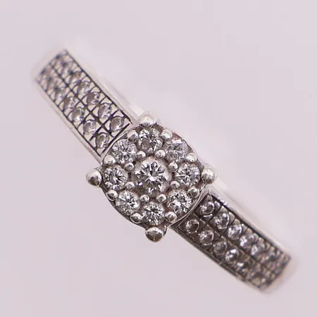 Ring med diamanter, 1x ca 0,05ct, 8x ca 0,01ct, 28x ca 0.001ct,  ø 17,3mm, bredde 2.1 - 5,8mm, 14K Vekt: 3,4 g Kontakt Lånekontoret for frakt