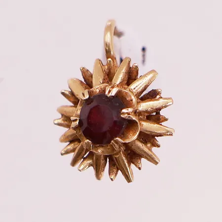 Én løs øredobb med rød sten, lengde 17,8mm, bredde 15mm, defekt lås, 18K Vekt: 2,6 g Kontakt Lånekontoret for frakt