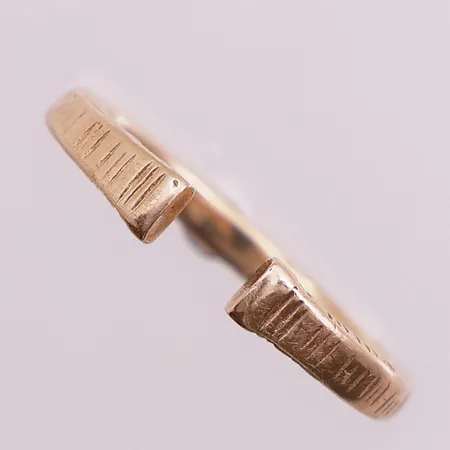 Ring, ø 18,7mm, bredde 2,3 - 3,2mm, 14K Vekt: 2,8 g Kontakt Lånekontoret for frakt