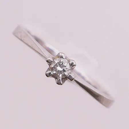 Ring med diamant, 1x 0,12ct iht. gravering, ø 17,1mm, bredde 1,9 mm, 14K Vekt: 2 g Kontakt Lånekontoret for frakt