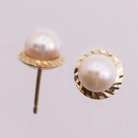 Ett par øredobber med perler, lengde 15,6mm, bredde 8,1mm, mangler en stopper, 14K Vekt: 1,2 g Kontakt Lånekontoret for frakt