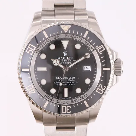 Rolex Sea-Dweller Deepsea, ref. 116660, snr. G346441, ø43mm, automatisk, sort urskive, safirglass, med boks, sertifikat, papirer (inkl. servicepapirer fra 26.02.2021), transportetui (Urmaker Bjerke), ekstra gummirem Rubber B, kjøpt Urmaker Bjerke 26.11.2011 Vekt: 0 g Kontakt Lånekontoret for frakt