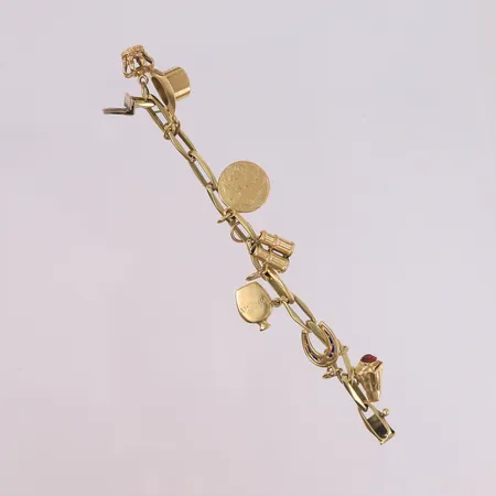 Armbånd med 7 charms, lengde 12cm, bredde 1,7- 15mm, 14K Vekt: 15,3 g Kontakt Lånekontoret for frakt