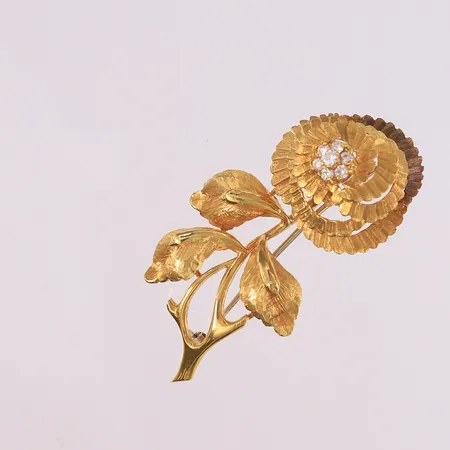 Brosje med briljantslipte diamanter (1 x ca. 0,08ct + 6 x ca. 0,03ct), 56x28mm, 18K Vekt: 14,7 g Kontakt Lånekontoret for frakt