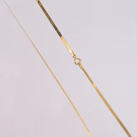 Kjede, lengde 45,5cm, bredde 2,2mm, noe ujevnt mønster, 18K Vekt: 2,6 g Kontakt Lånekontoret for frakt
