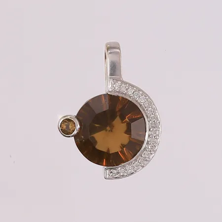 Anheng med diamanter (18 x ca. 0,008) og to brune stener (antakelig Røkkvarts), 18x17mm, 14K Vekt: 5 g Kontakt Lånekontoret for frakt