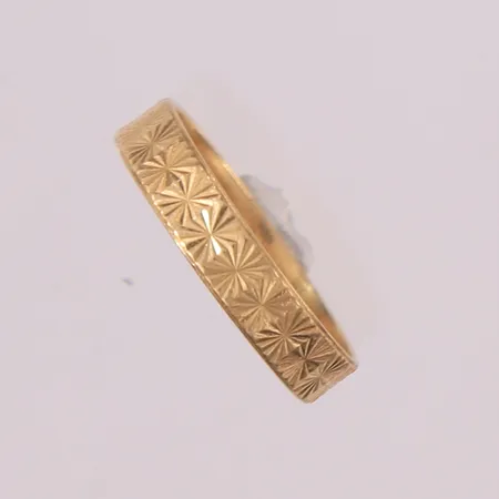 Ring, ø17,7mm, bredde 3,8mm, noe slitt, 14K Vekt: 1,8 g Kontakt Lånekontoret for frakt