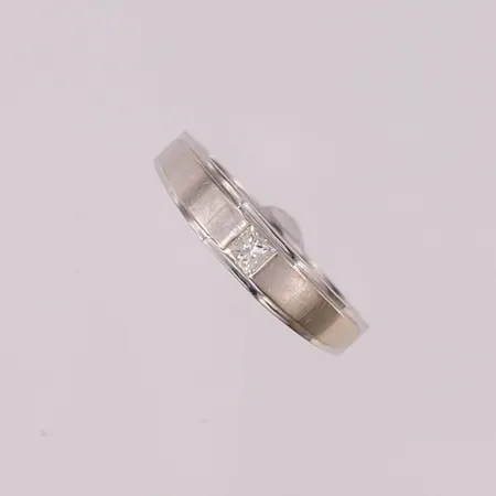 Ring med diamant (0,15ct iht. gravering), ø17,9mm, bredde 2- 4,5mm, hvitt gull, 18K Vekt: 2,4 g Kontakt Lånekontoret for frakt