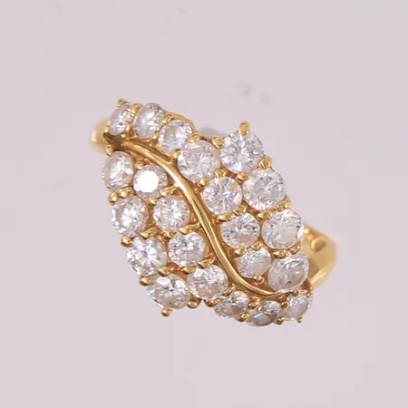 Ring med 22 briljantslipte diamanter (totalt 2,00ct iht. gravering), ø16,6mm, bredde 1,7- 15,5mm, 18K Vekt: 4,4 g Kontakt Lånekontoret for frakt