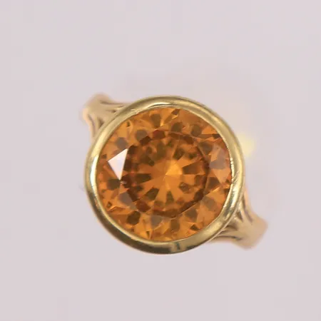 Ring med oransje sten, ø17,3mm, bredde 2,9- 13,9mm, 14K Vekt: 5,8 g Kontakt Lånekontoret for frakt