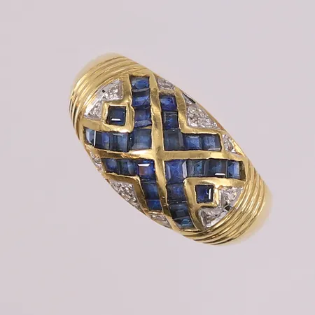 Ring med diamanter (14 x ca. 0,005ct) og blå stener, ø17,8mm, bredde 3- 11mm, 18K, bruttovekt 5,4g Vekt: 0 g Kontakt Lånekontoret for frakt