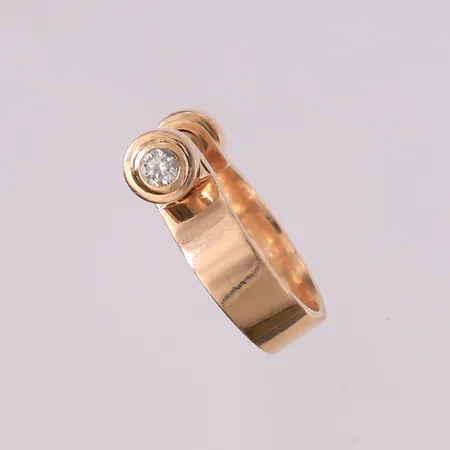Ring med diamanter (2 x ca. 0,35ct), ø21mm, bredde 4,9- 7,6mm, 14K Vekt: 23,1 g Kontakt Lånekontoret for frakt