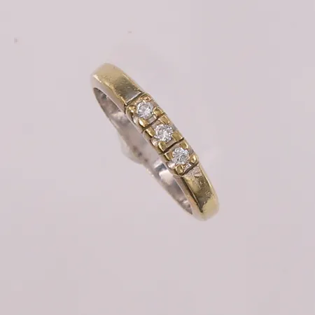 Ring med briljantslipte diamanter (3 x ca. 0,02ct), ø16,6mm, bredde 2,6- 3,3mm, hvitt gull, noe slitt, 14K Vekt: 2,9 g Kontakt Lånekontoret for frakt