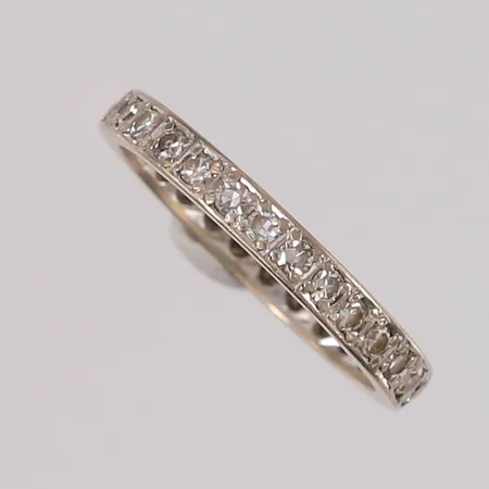 Ring med diamanter (28 x ca. 0,01ct), ø16,6mm, bredde 2,6mm, stemplet, 14K Vekt: 2,3 g Kontakt Lånekontoret for frakt