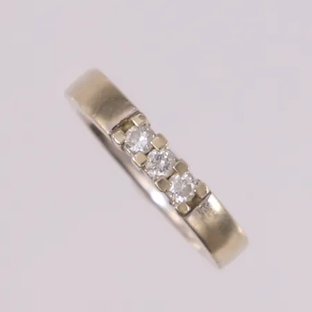 Ring med diamanter (3 x ca. 0,08ct), ø17,2mm, bredde 3,9mm, hvitt gull, 18K Vekt: 8,5 g Kontakt Lånekontoret for frakt