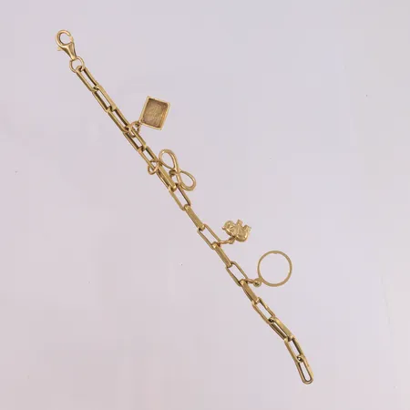 Armbånd med 4 charms, lengde 16,5cm, bredde 1,9- 20mm, 18K (OBS! Charms er 14K) Vekt: 11,1 g Kontakt Lånekontoret for frakt