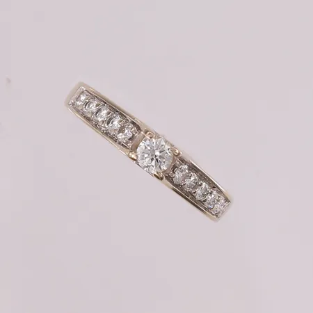 Ring med diamanter (1 x ca. 0,20ct + 4 x ca. 0,03ct og 6 x ca. 0,02ct), ø17mm, bredde 1,9- 3,9mm, hvitt gull, 14K Vekt: 2,9 g Kontakt Lånekontoret for frakt